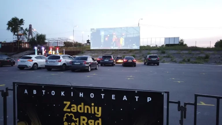 ZadniyRяd — кинотеатр под открытым небом